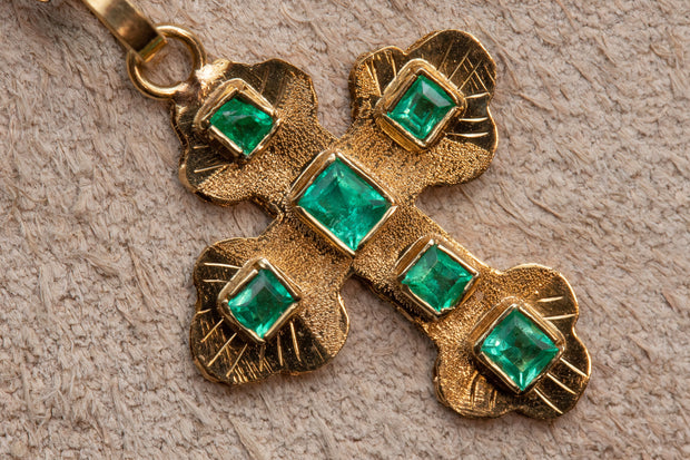 Vintage 18k 0.25 Bezel Set Hand Fabricated Emerald Cross with 14k Italian Box Chain Necklace