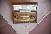 Rare Art Deco 14k 0.12 VS1 Diamond Double Arrow Sûreté Jabot Pin