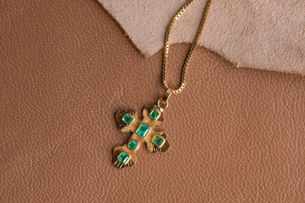 Vintage 18k 0.25 Bezel Set Hand Fabricated Emerald Cross with 14k Italian Box Chain Necklace